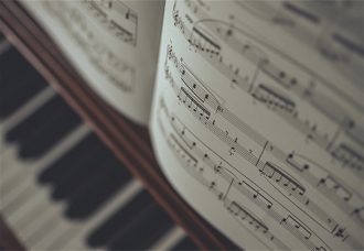 Aplikasi untuk belajar membaca lembaran musik dari iPhone